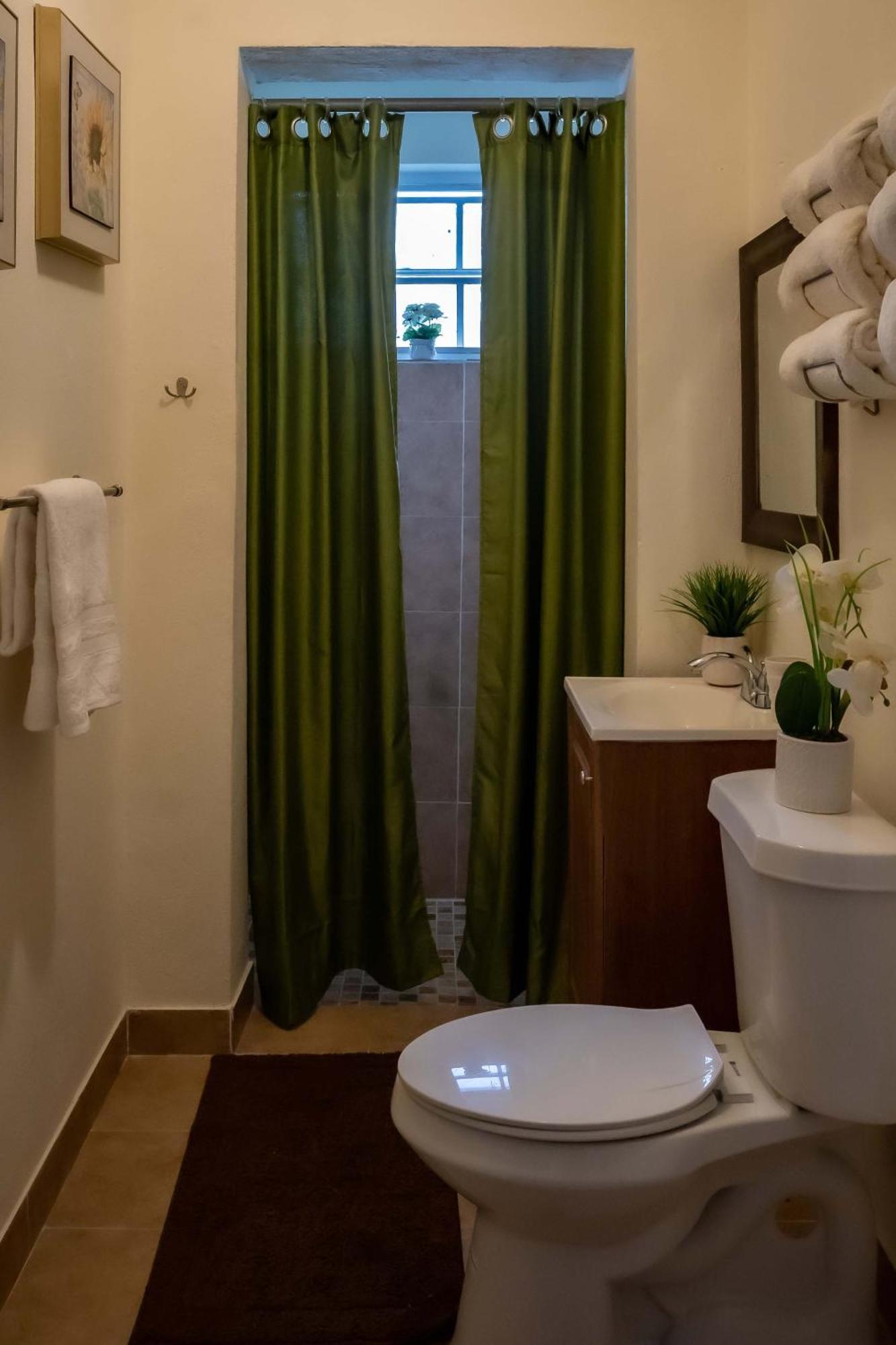 A Taste Of Paradise - Vacation Rentals Close To Us Embassy & Restaurants Nassau Bagian luar foto